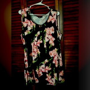 Lily ahort dress. Size 1x. New. Floral design